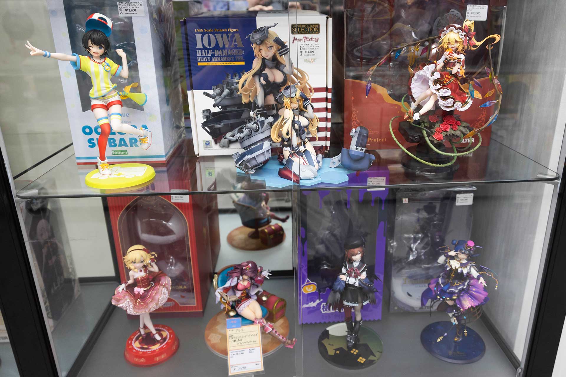 棚にもフィギュアが展示されている