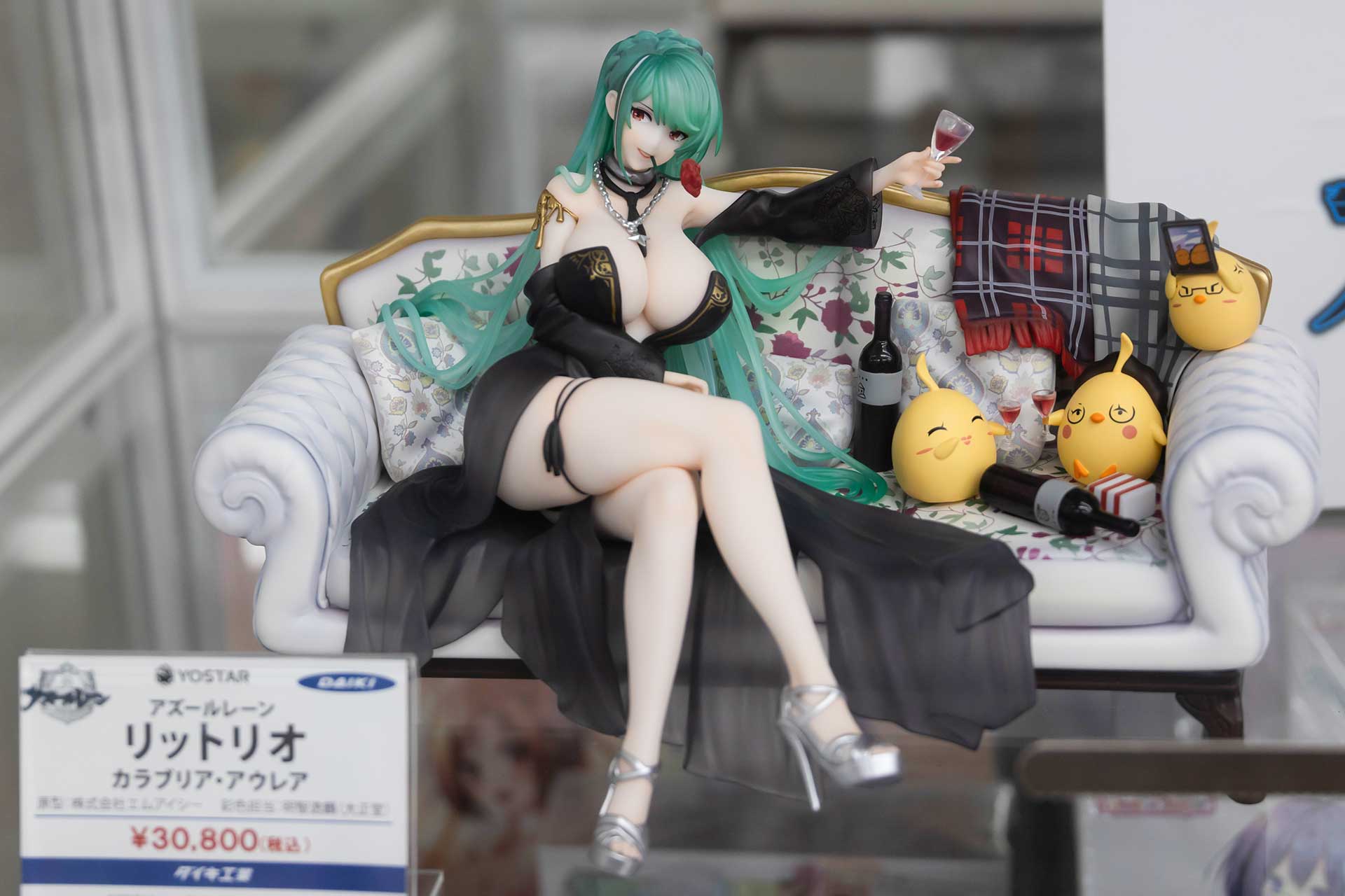 棚に展示されていた、「アズールレーン」のリットリオのフィギュア