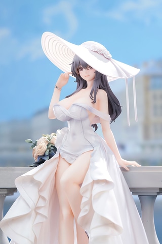 アズールレーン」より純白のドレス衣装「輝かしの麗裳」を纏ったカリブ