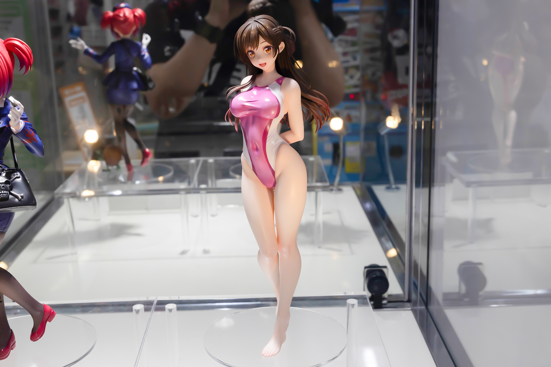 フィギュアの素材はPVCで、全高は約255mmだ