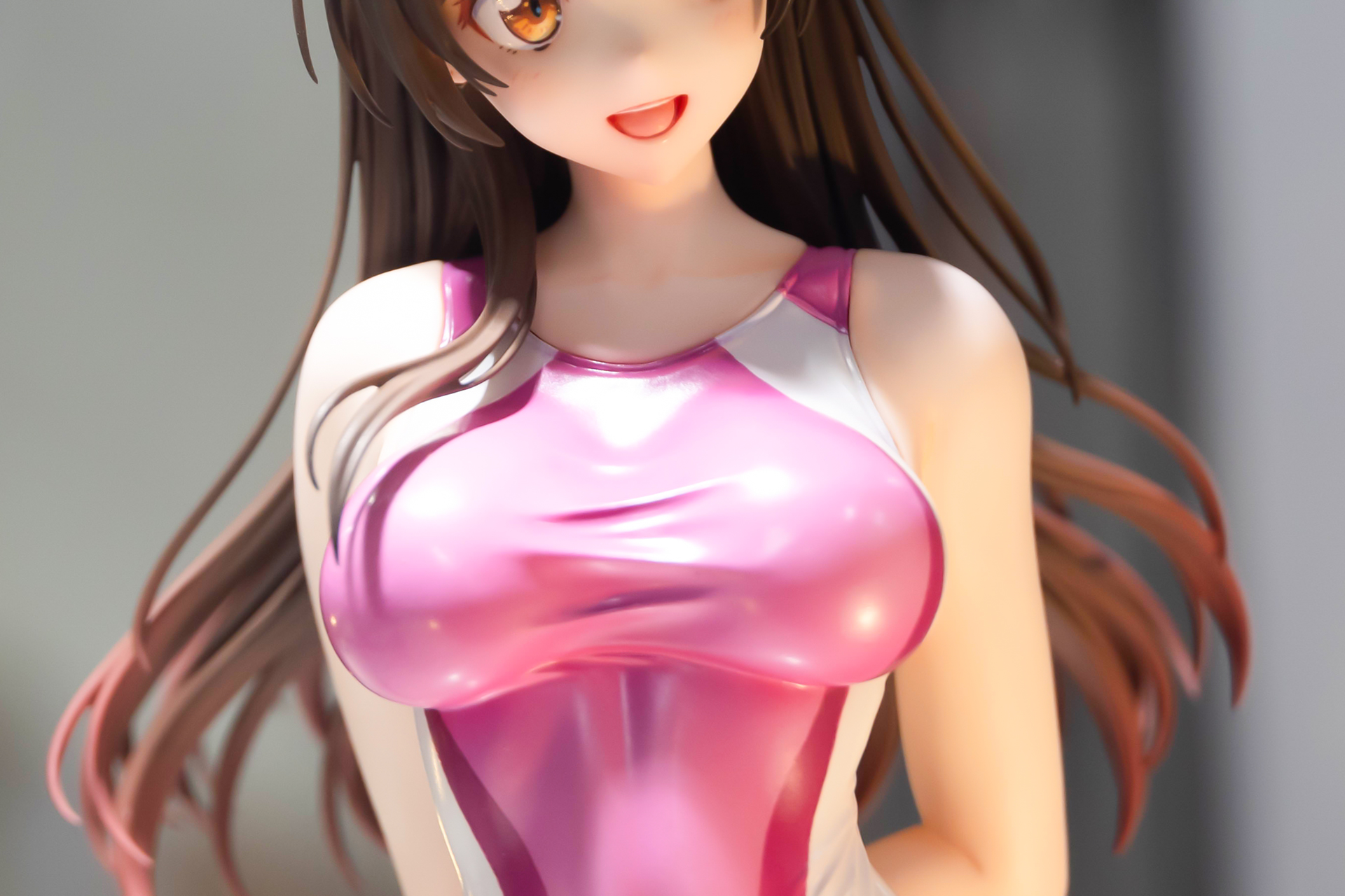 ピッチリとした水着だが胸の大きさは隠せない!?