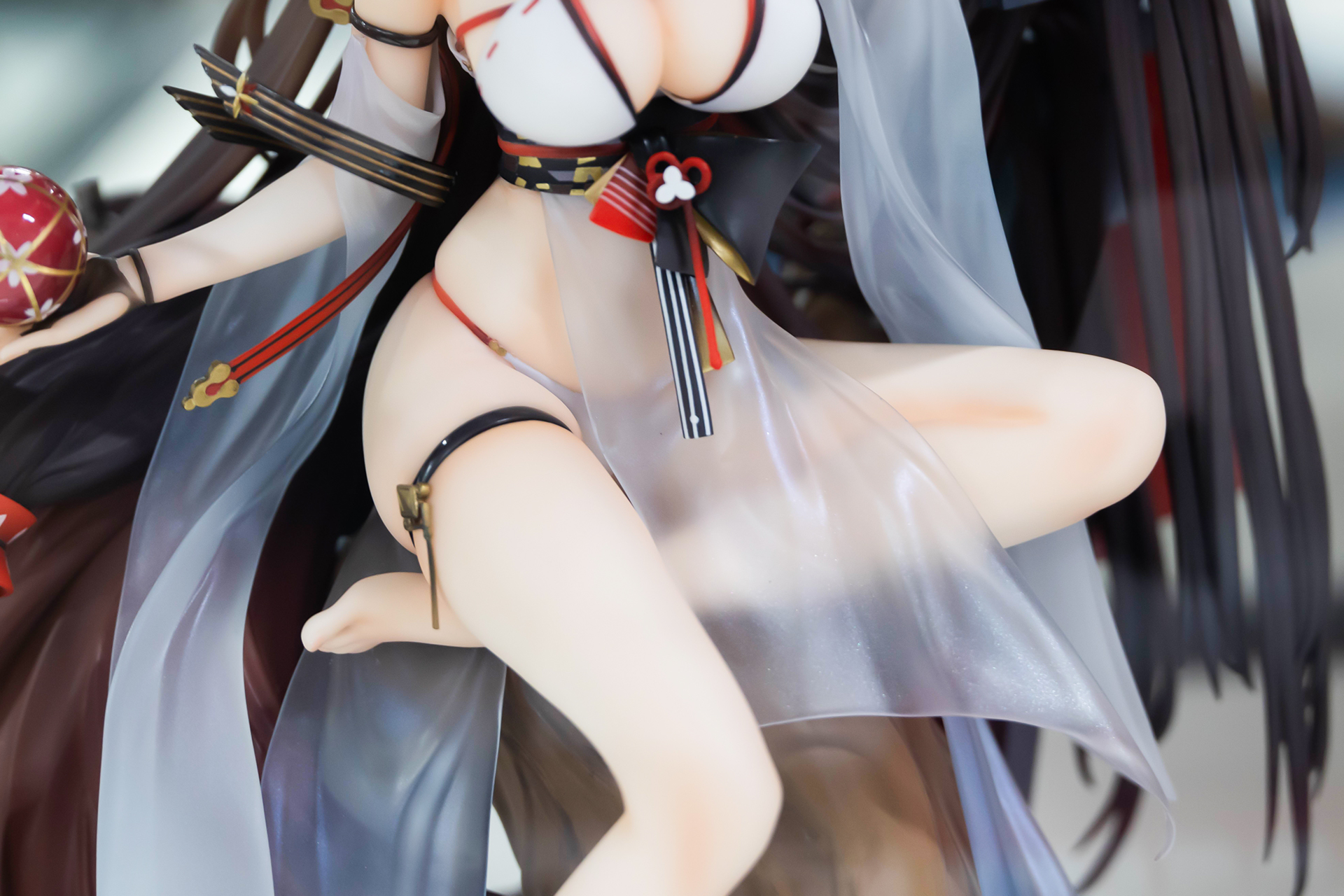 白い素肌がまぶしすぎる！