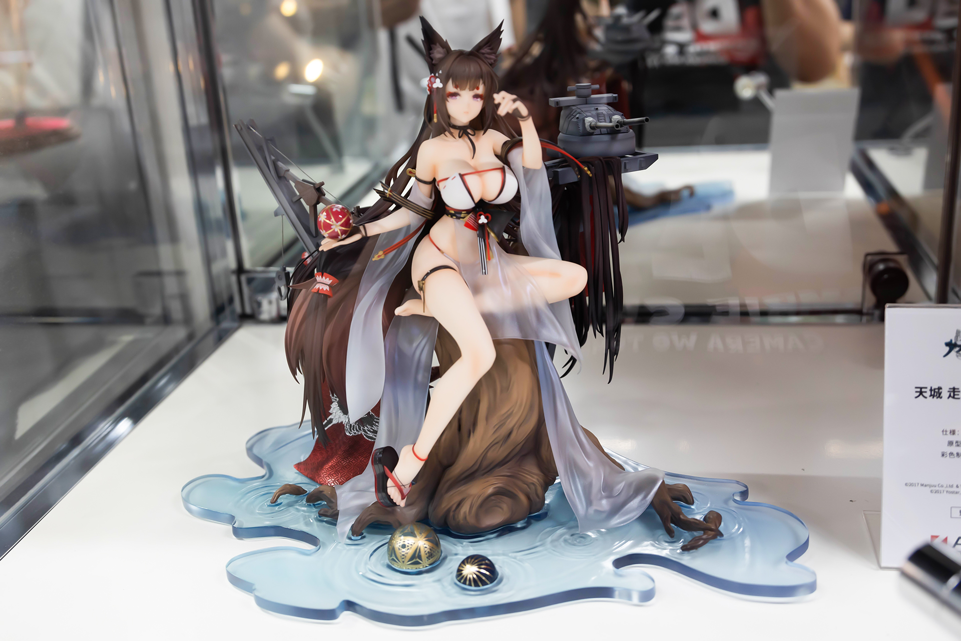 フィギュアの素材はPVCとABSで、台座部分を含む全高は約250mmだ