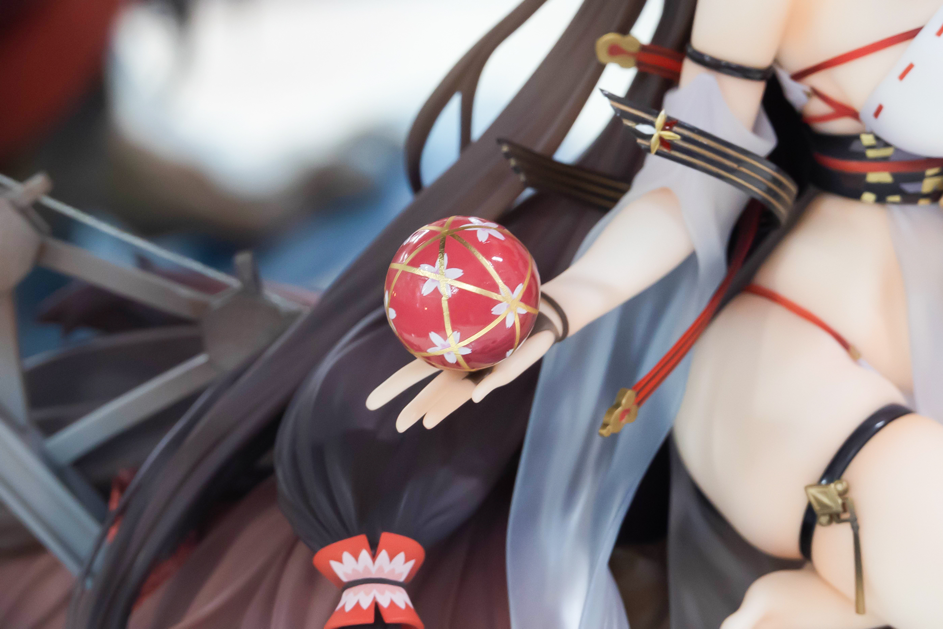 日本の伝統美である手鞠が手に乗せられている