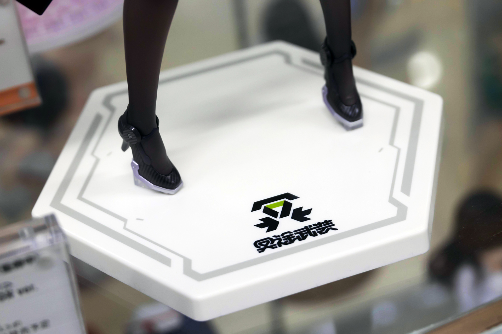 台座部分も近代的なイメージになっている