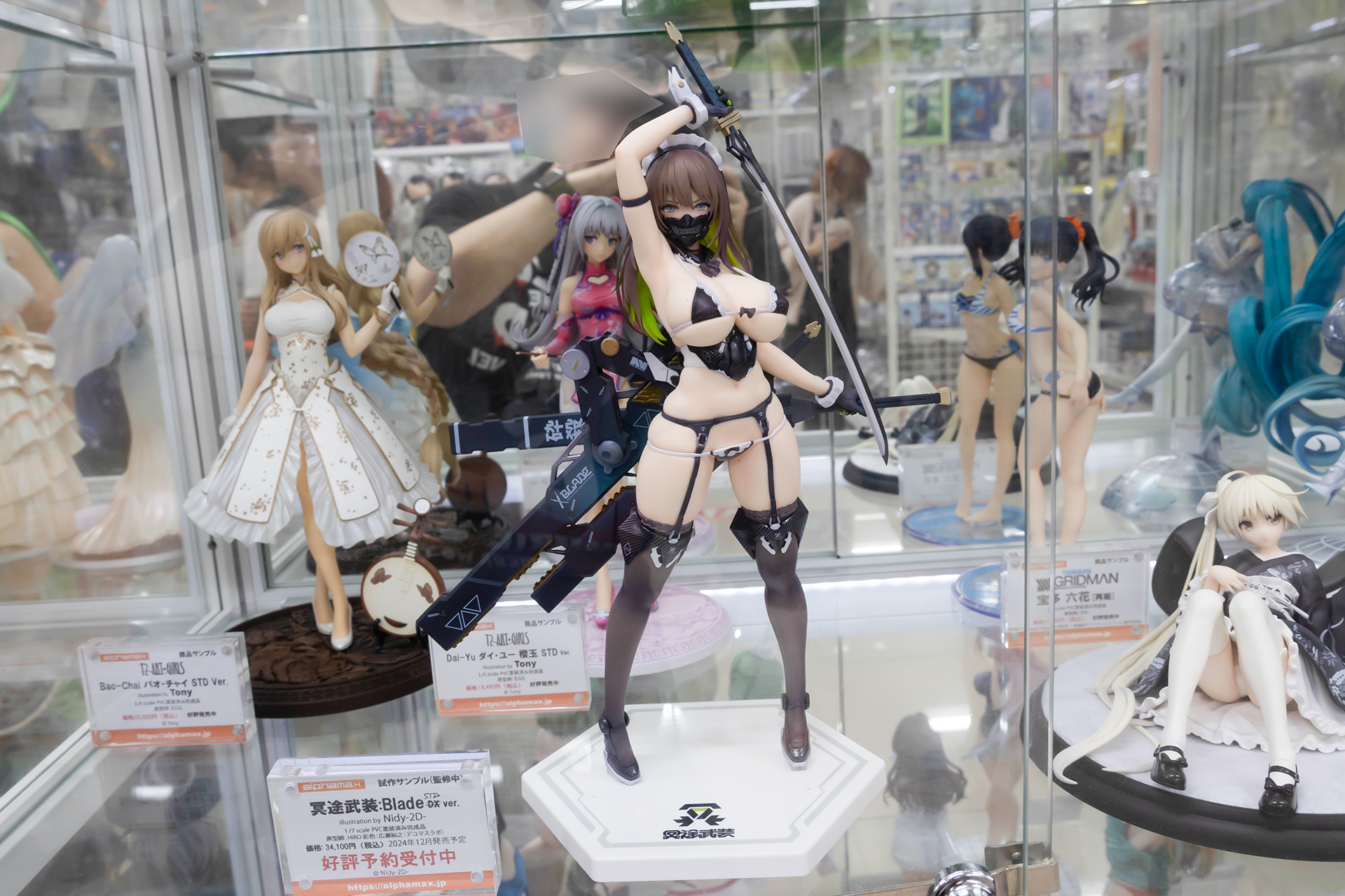 フィギュアの素材はPVCで、武器頂部までの全高は約325mmだ