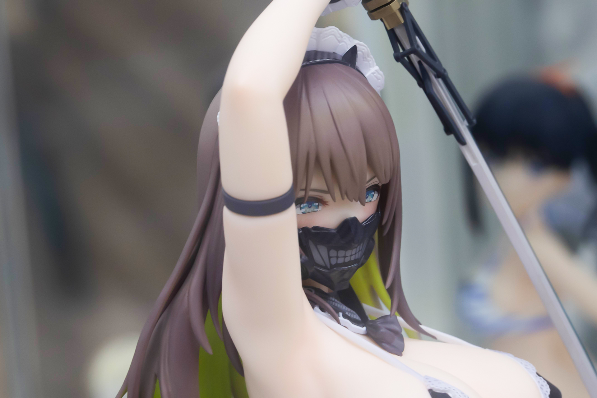 髪の内側は明るい黄緑色に染められている