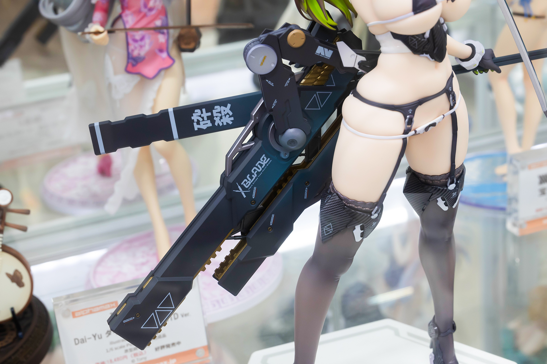 装備品には「砕殺」など様々な文字が描かれている