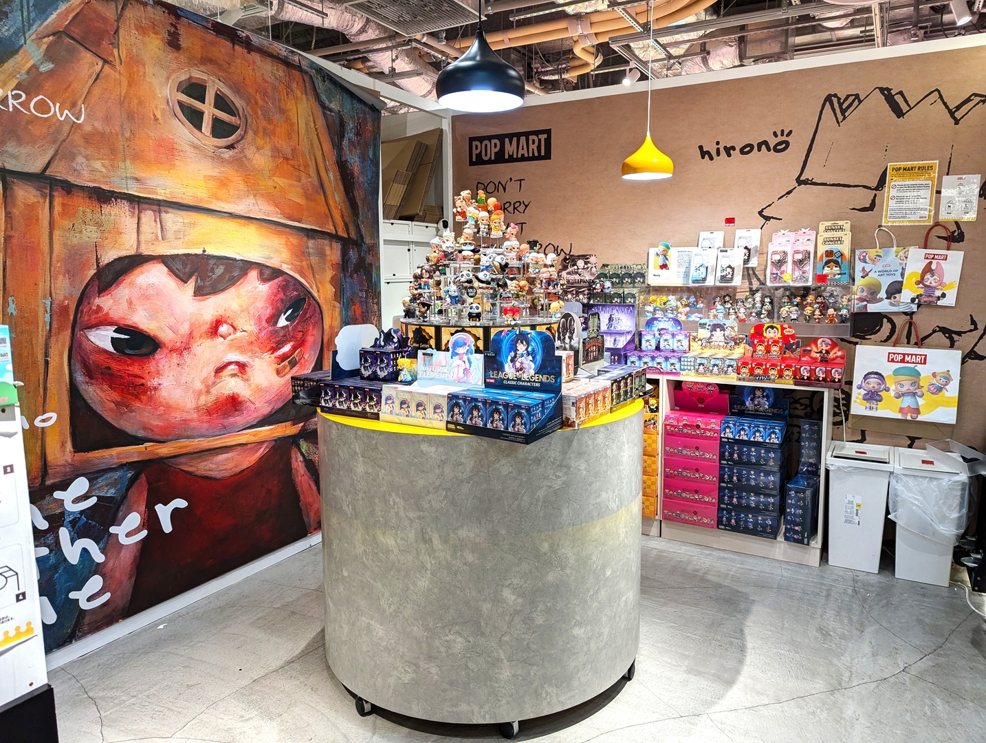 POP MART直営店でも「AZURA Fantasy Nature」シリーズと「AZURA NATURAL ELEMENTS」シリーズが置かれていた