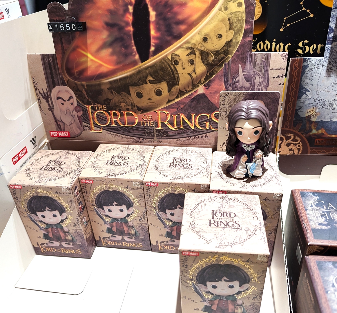 POP MART直営店には「League of Legends」や「The Lord of the Rings」のフィギュアなどの扱いもあるようだ