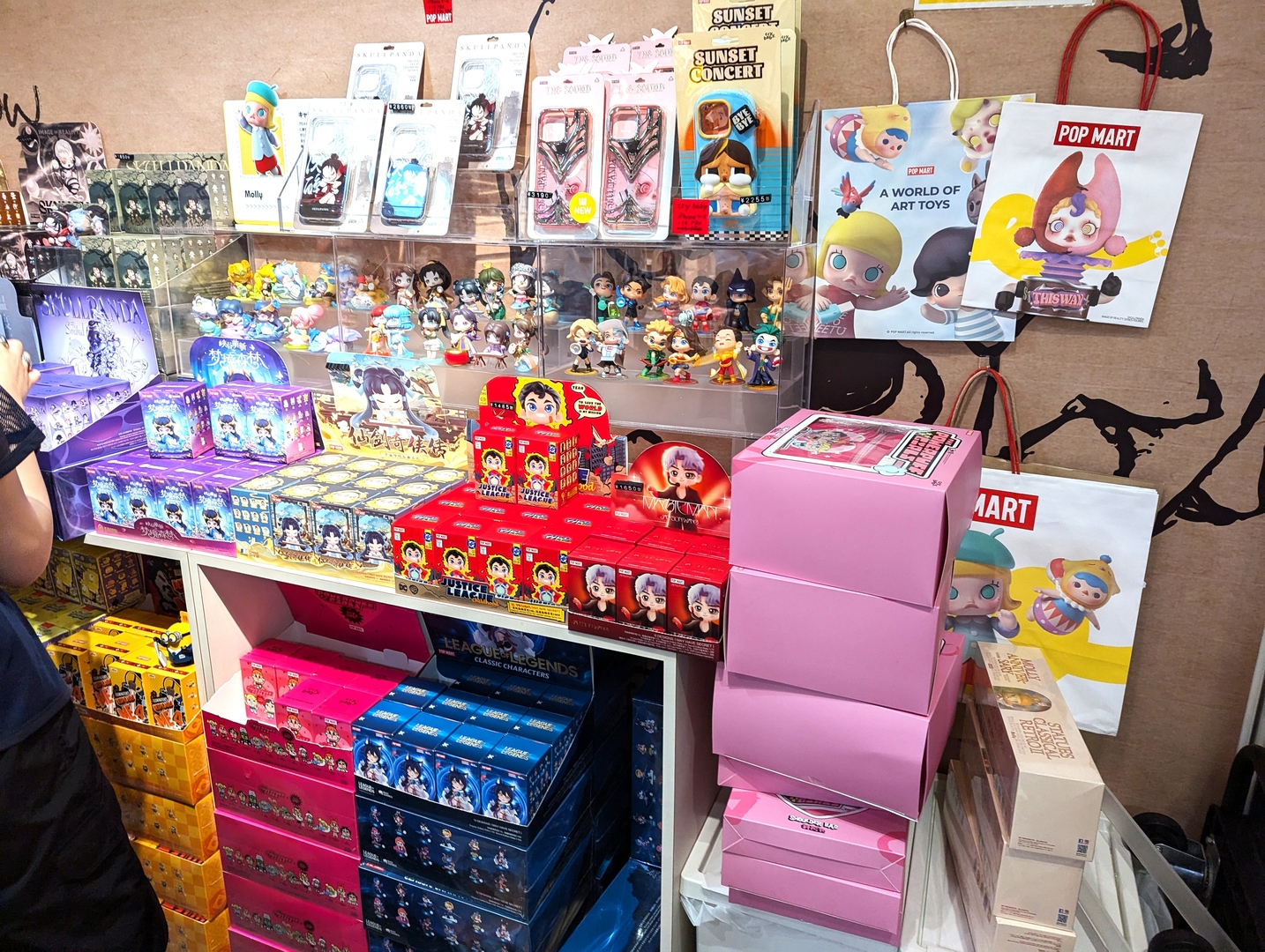 今回は購入を見送ったが、「JUSTICE LEAGUE」のフィギュアや「Powerpuff girls」のアイテムも確認できた