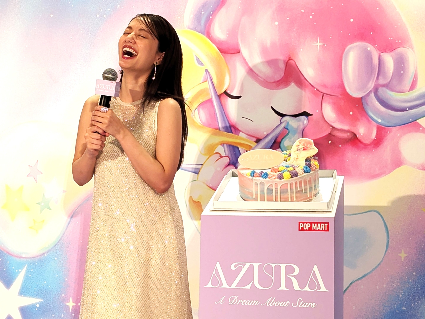 7月28日が谷まりあさんの誕生日ということで、サプライズで、「AZURA」デザインのバースデーケーキが登場した