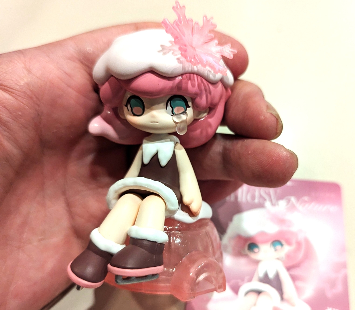 袋を開けて「AZURA」と対面。今回ボックスに入っていた「AZURA」は「Powder Snow（粉雪）」。小さなカードに描かれた「AZURA」と同じ物が入っているため、内袋を開けなくても中味が分かるようになっているのはありがたい