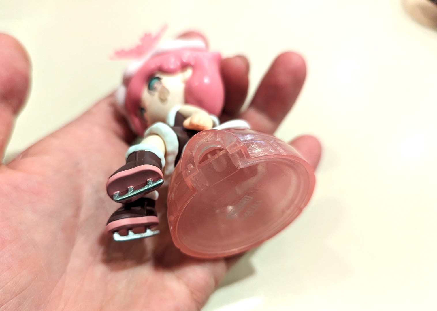 台座は空洞になっている。また、Powder Snowの靴の裏にはアイススケートのブレードが仕込まれていて芸が細かい