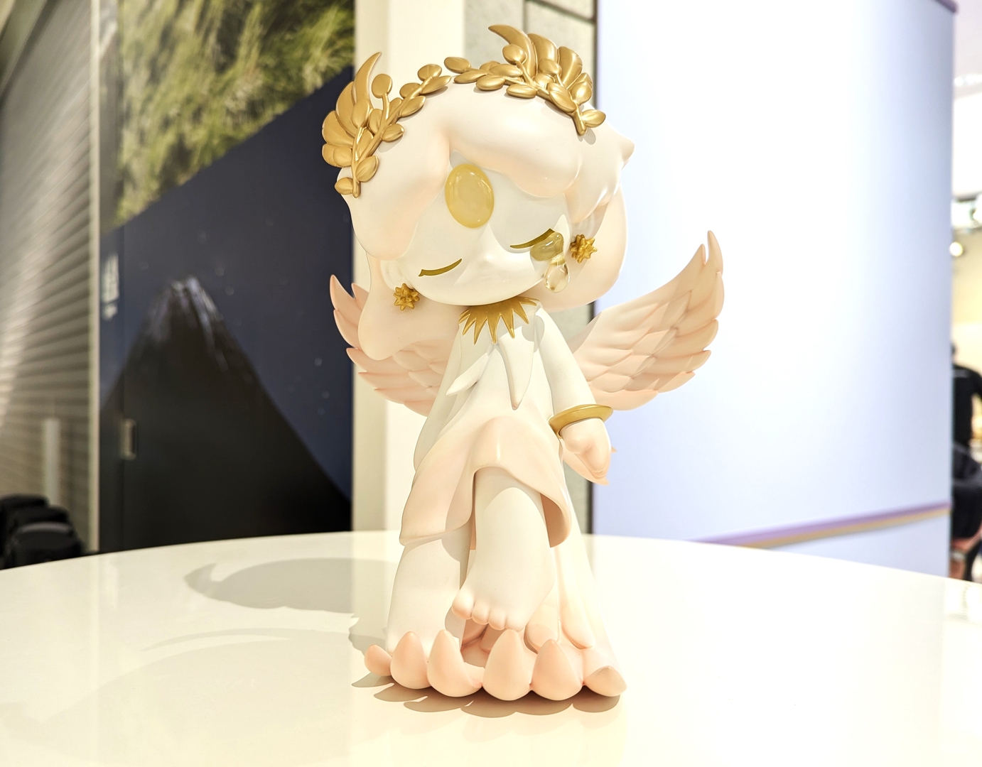 上記画像で谷まりあさんが持っているフィギュアは、イベント開催記念の限定品となるビッグサイズフィギュア「AZURA -Silent Prayer」で価格は26,400円。従来の「AZURA」シリーズよりも大きめなサイズで、個数も少量しか用意していないようだ。また、黒基調の「AZURA - Dark Soul」も用意されている