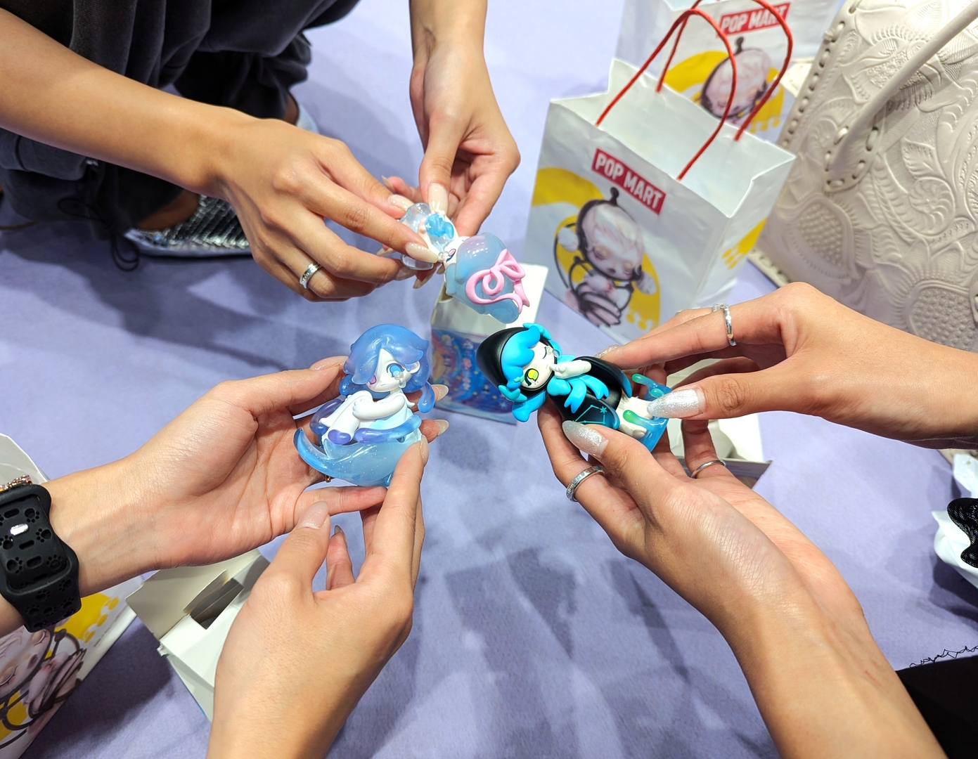 会場にいたインフルエンサーの方が開封の儀をやっている様子を撮らせて頂いた様子。開けた時に想像以上に盛り上がっていた。それだけ魅力的なのだ