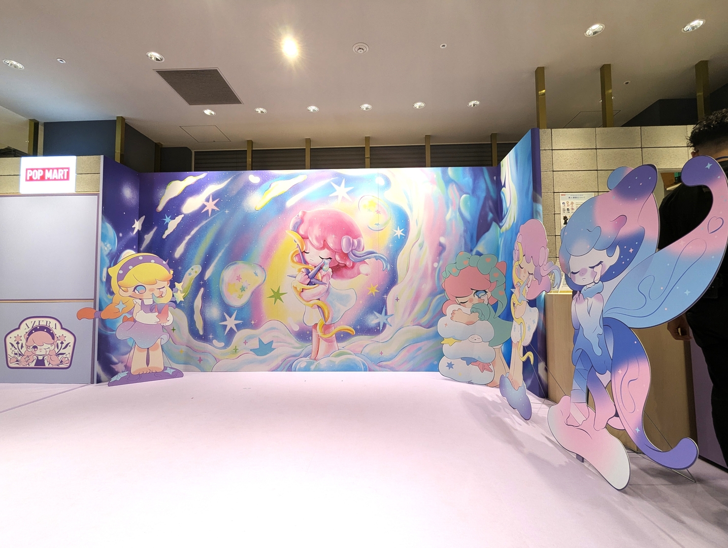 設営前の状態。壁面には「AZURA」があしらわれたデザインが魅力的