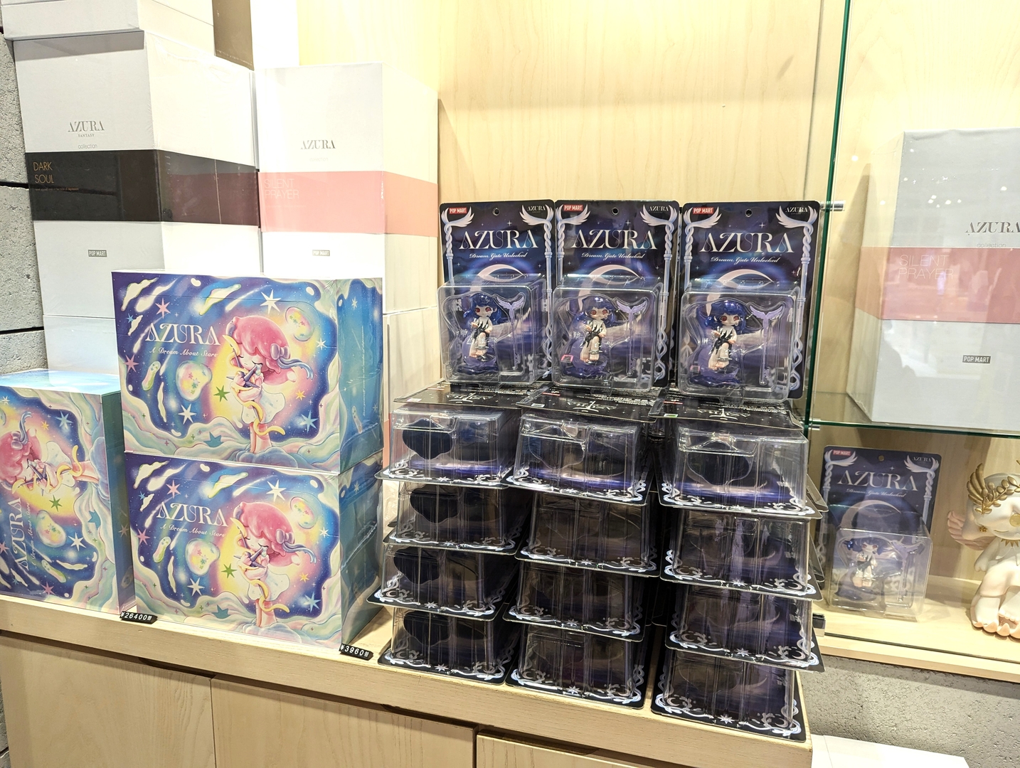 レジ裏には今回、日本のみ1週間先行販売が行なわれるブラインドボックス「AZURA A Dream about Stars」シリーズの12箱セットや、ブリスター「AZURA 夢の鍵」が大量に置かれていた
