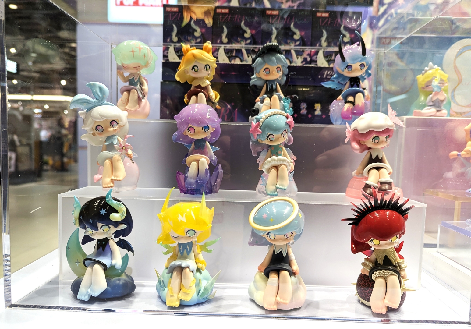 店内に設置された台には、既存シリーズのブラインドボックスと中味が展示されており、実物が確認できるのがうれしい。写真は「AZURA Fantasy Nature」シリーズ。