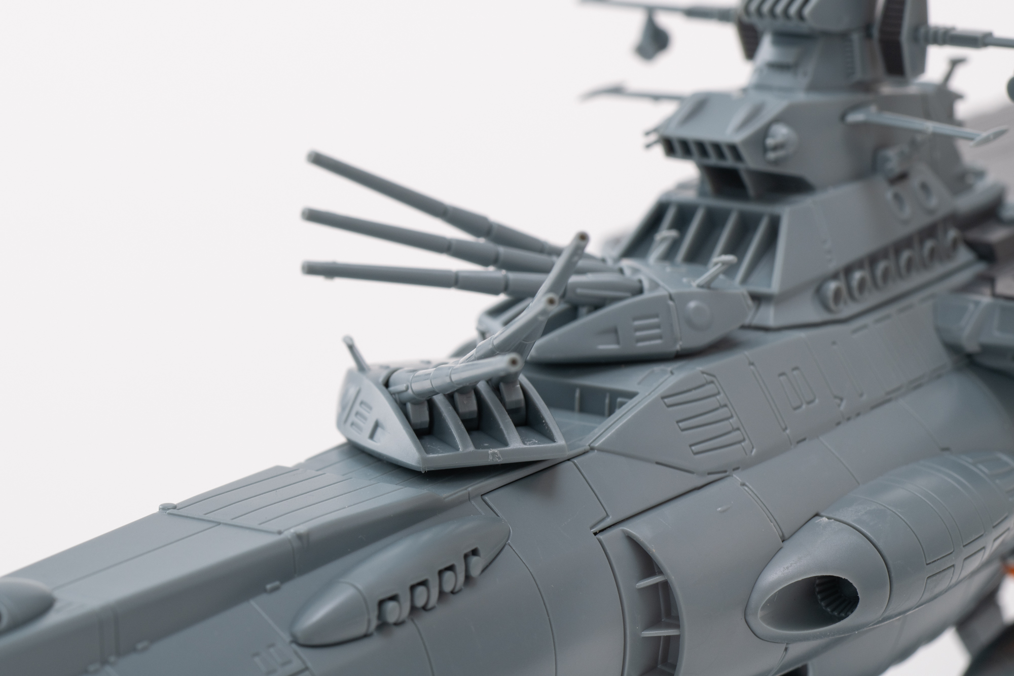 ここから付属の水転写式デカールを貼って1番艦のアスカを再現する。