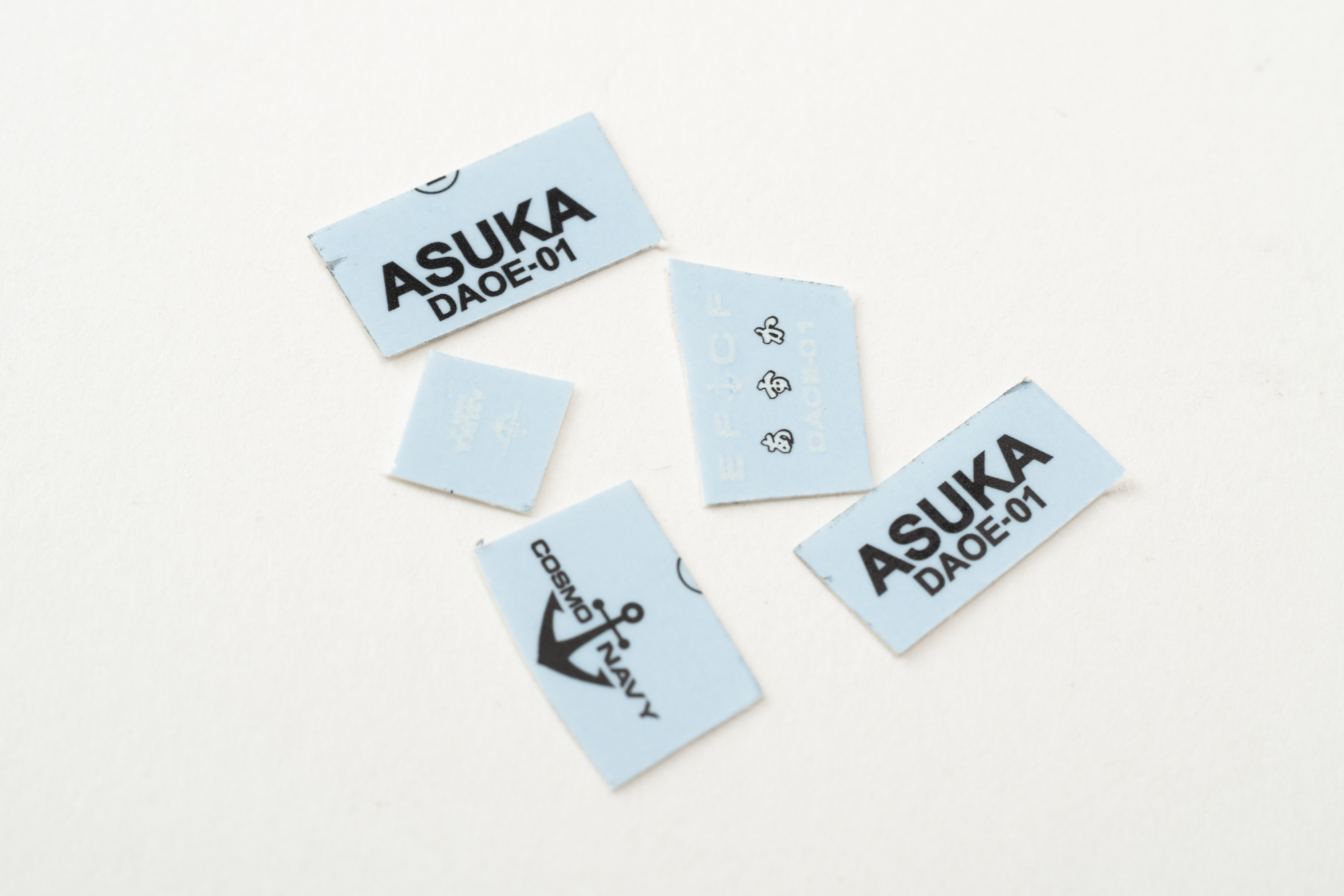 水転写式デカールのきりとりにはハサミを使い、文字部分を切らないように注意する。