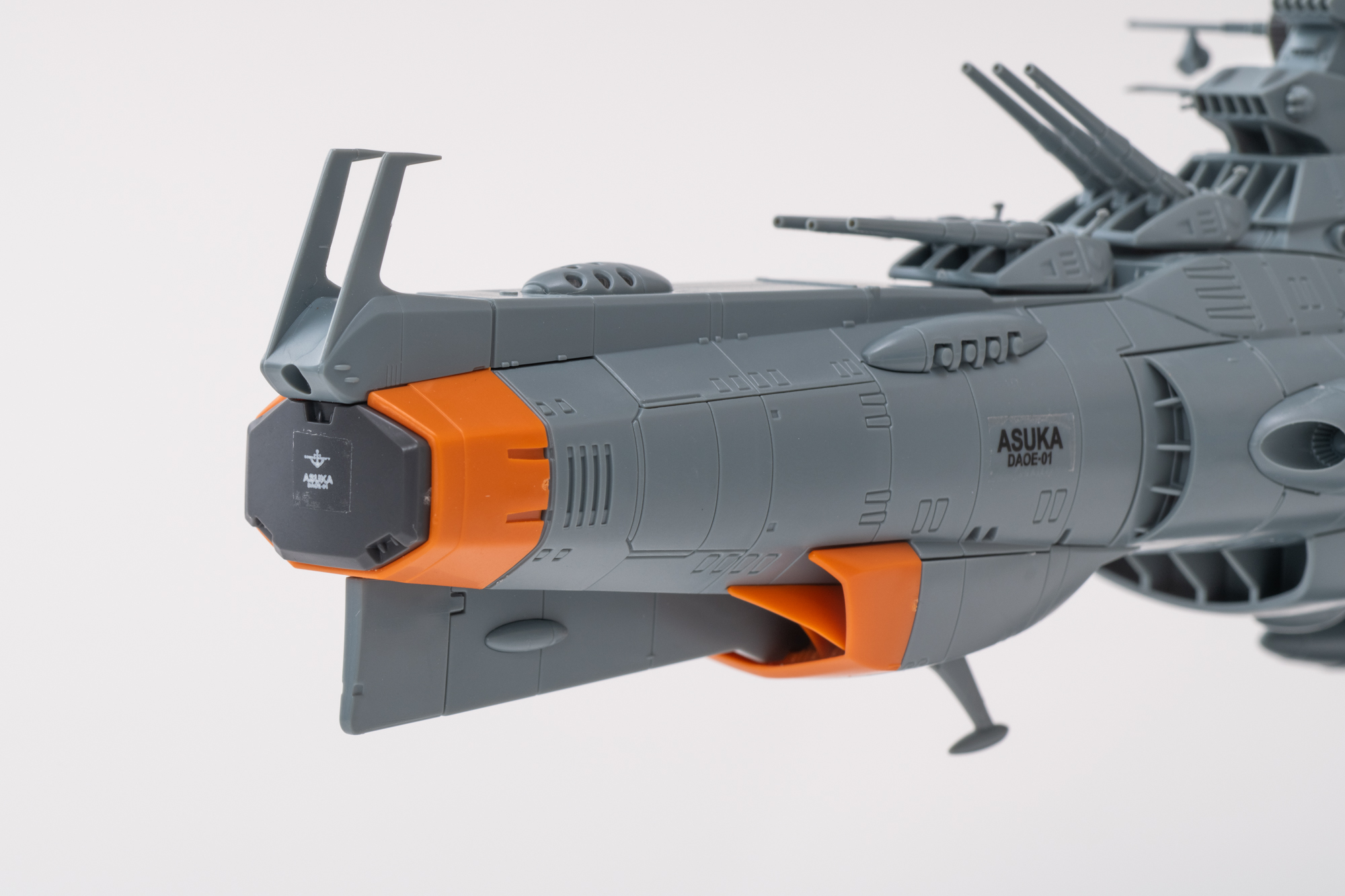 エンブレムが付くと目を向けるポイントが落ち着くのでグッと引き締まって見える。ワンポイントだけだが存在感と、アスカ感を非常に高めてくれる。