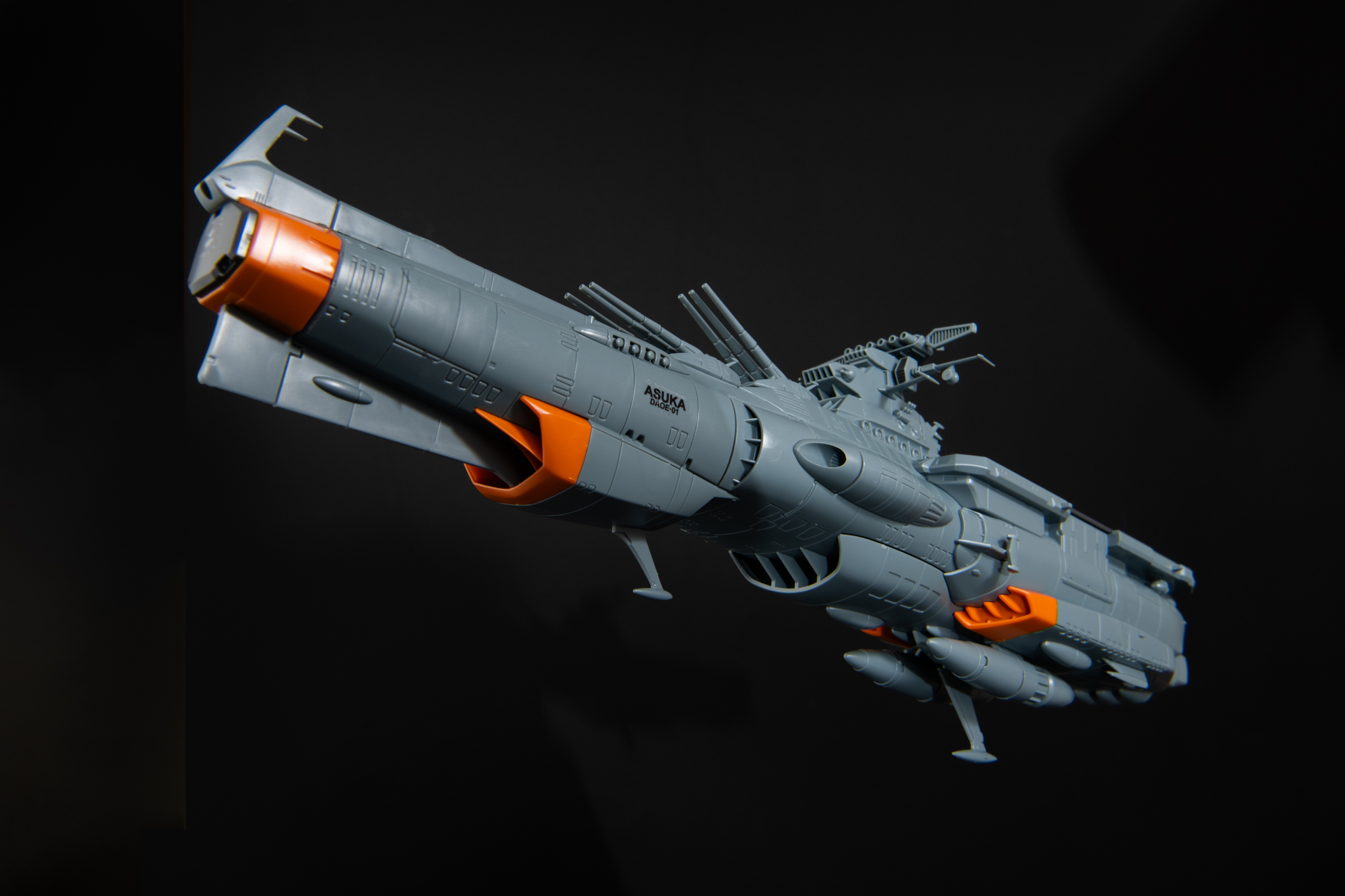 宇宙空間を飛んでいるイメージがあるので、背景を黒にして撮影してみた。頭上を超えていくイメージで下からの撮影だ。現代の戦艦ならこのようなアングルにはならないが、宇宙を旅するアスカならこのアングルでも絵になってしまう。台座の穴を塞げるようにもなっているのでこのような撮影をするときでも自然に見せることができる。