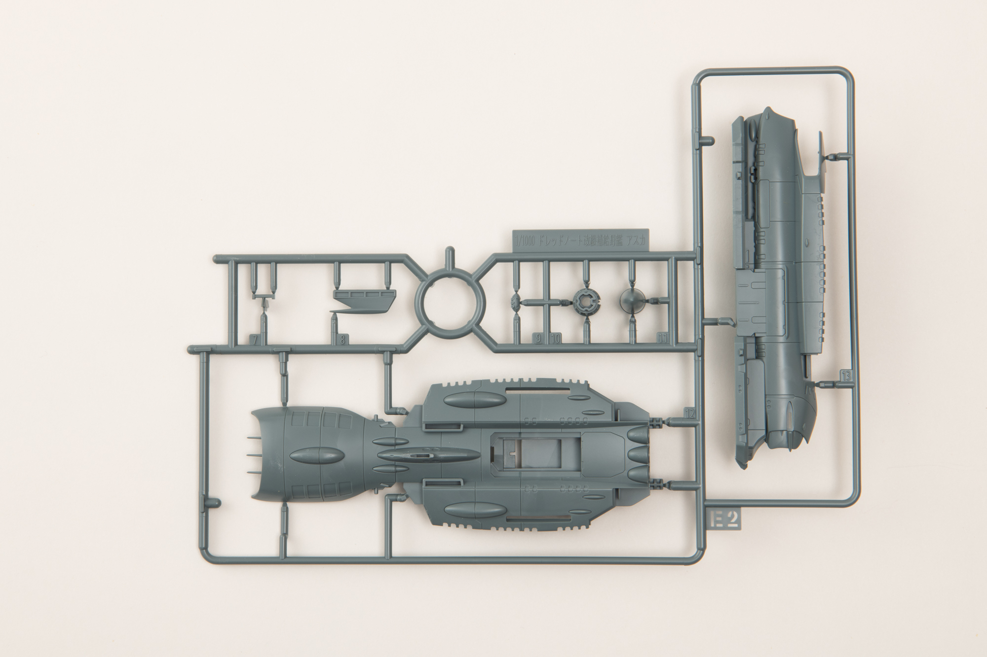 デッキ部分、先端、両輪に濃いグレーが入り全体が締まる印象になる。