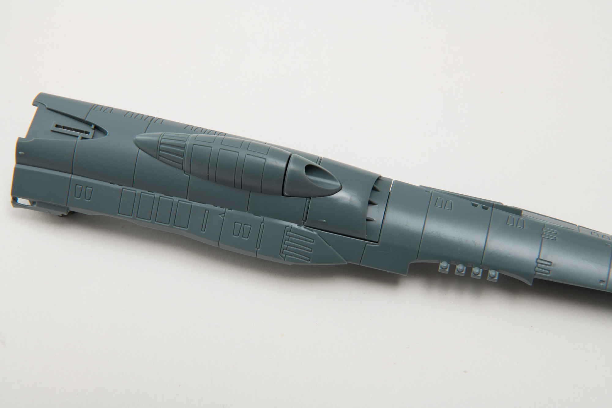 ダクト部分のパーツを嵌めた様子。モールドが多いおかげではめ込みパーツの線も自然に見える。