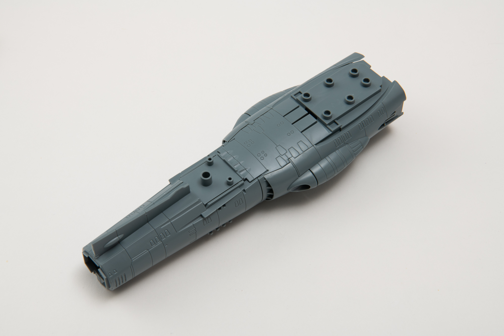 船体底面。あまり見えない部分も妥協なくモールドがあり下から見てもかっこいい作りになっている。