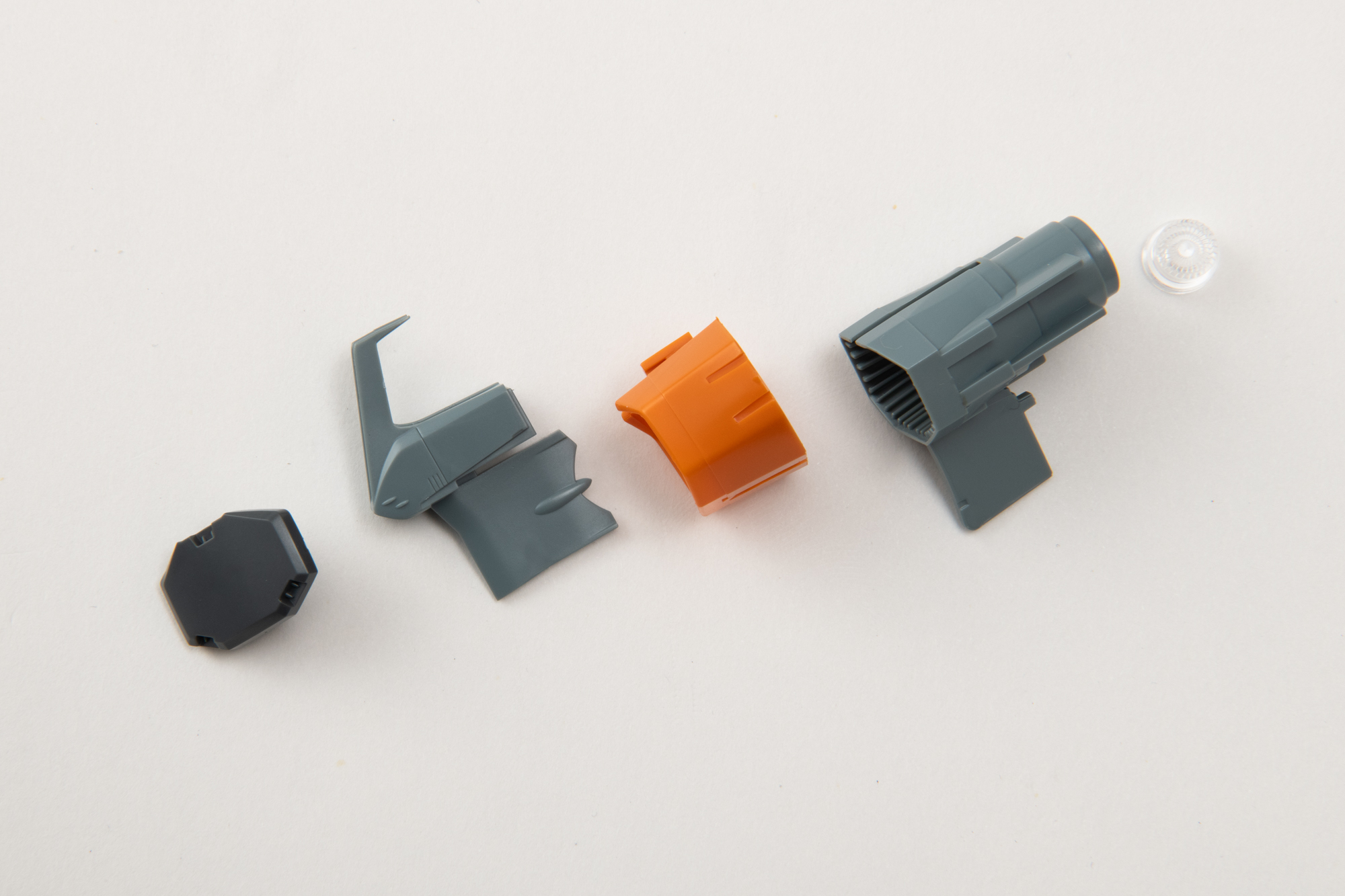 先端部分のパーツ。細かく色分けされていている。オレンジ部分を変えると他の艦になる。