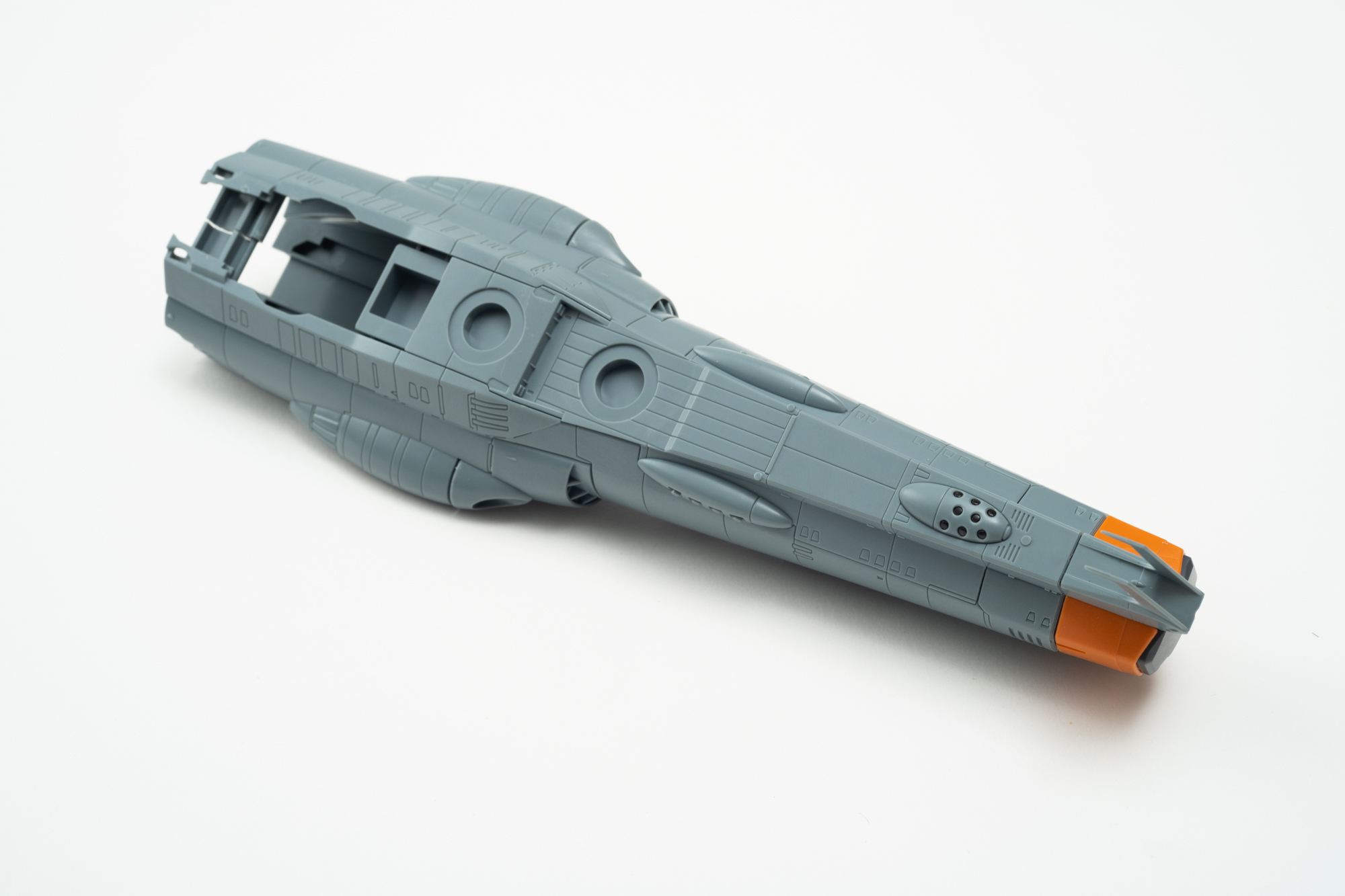 船体前方部分完成。繋ぎ目も自然で完成度の高さを感じる。