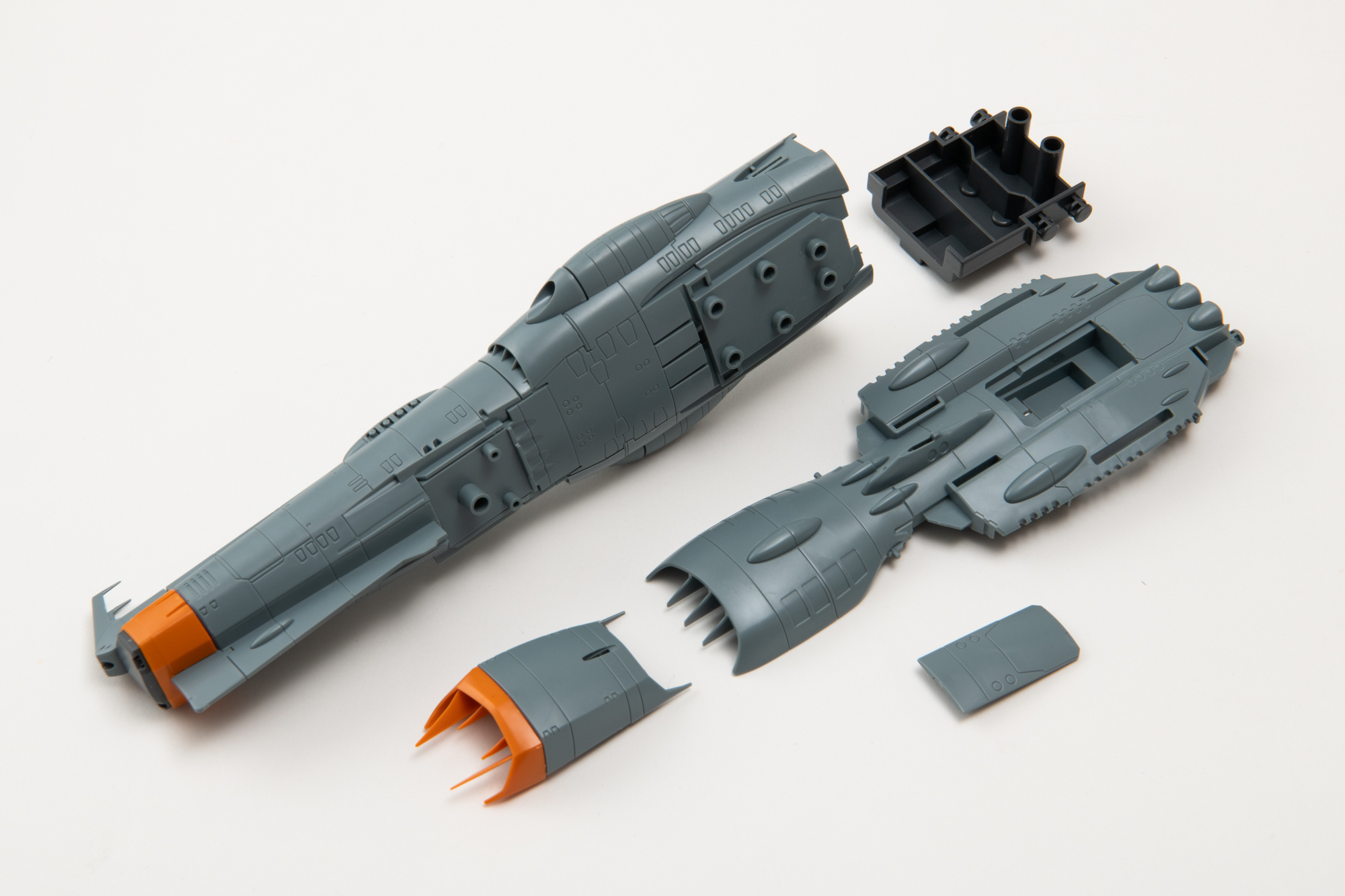 船体底面パーツ。蓋のようになっている部分は台座を差す箇所となっていて、ジョイントを隠すこともできる。