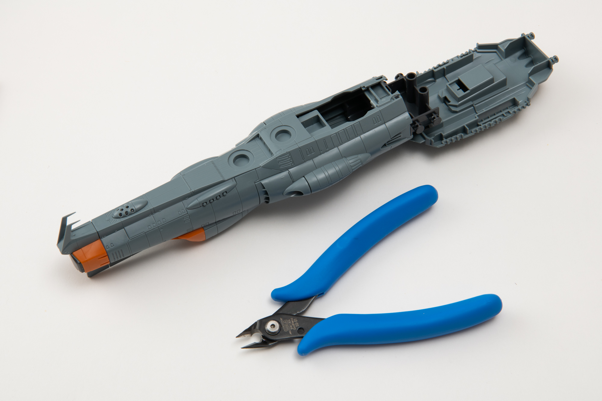 底面パーツを取り付けて大体のサイズ感を見てみると、大体ニッパー2つ分の長さがある。