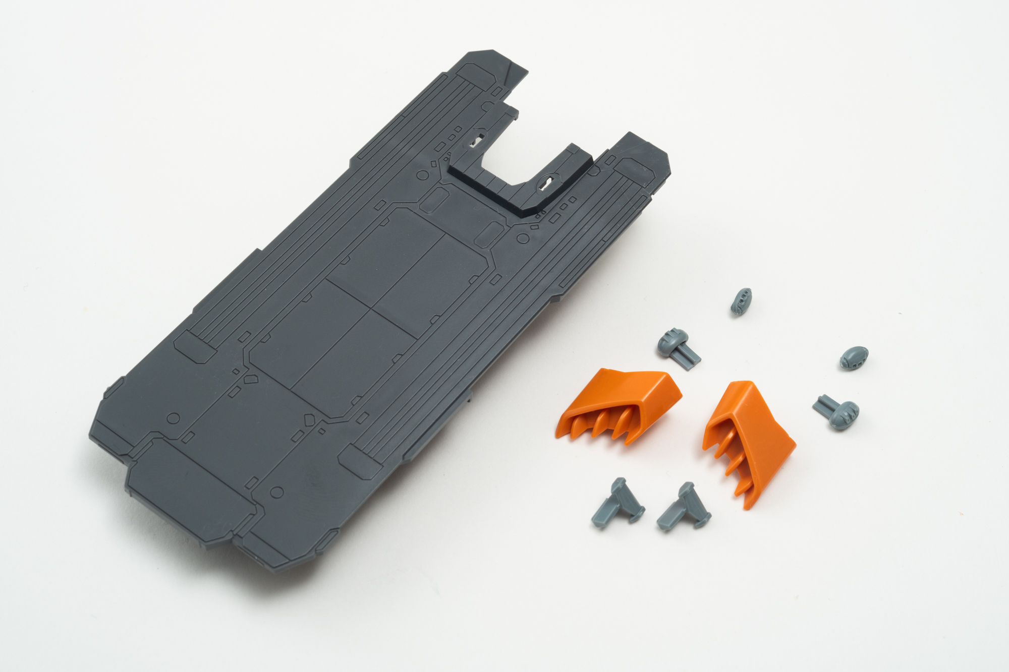 側面と甲板のパーツ。側面のパーツは本当に小さいため無くさないように注意してほしい。筆者は作成途中一度紛失してしばらく探して時間ロスをした。