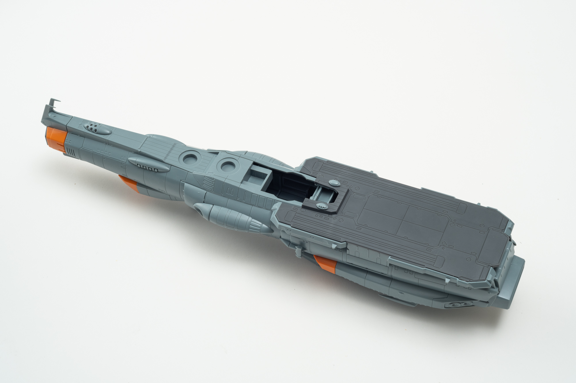 後方部分完成。実際組んだ際のスケール感に驚くサイズとなっている。甲板や後方主機の造形も素晴らしい。