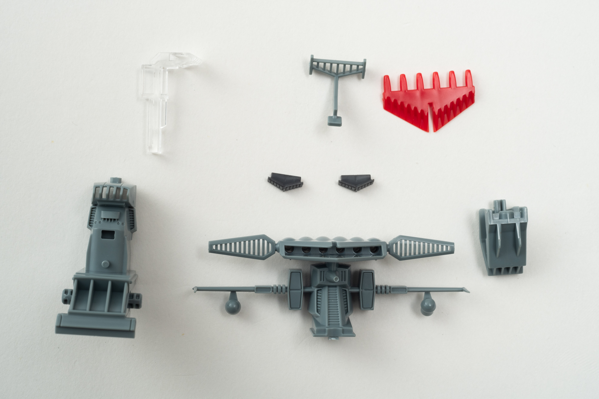 艦橋パーツの一部。レーダーの細かさ、モールドの線の細さを見て感動した。