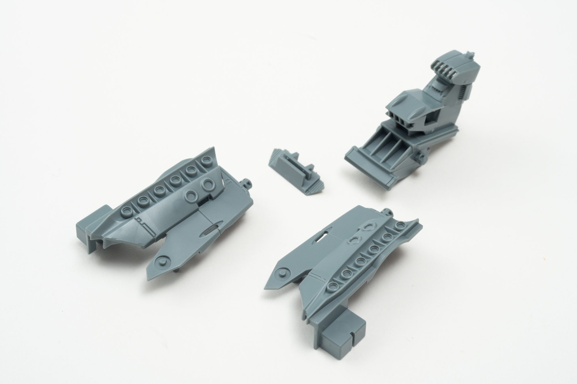 艦橋上部を下部で挟み込む形となる。