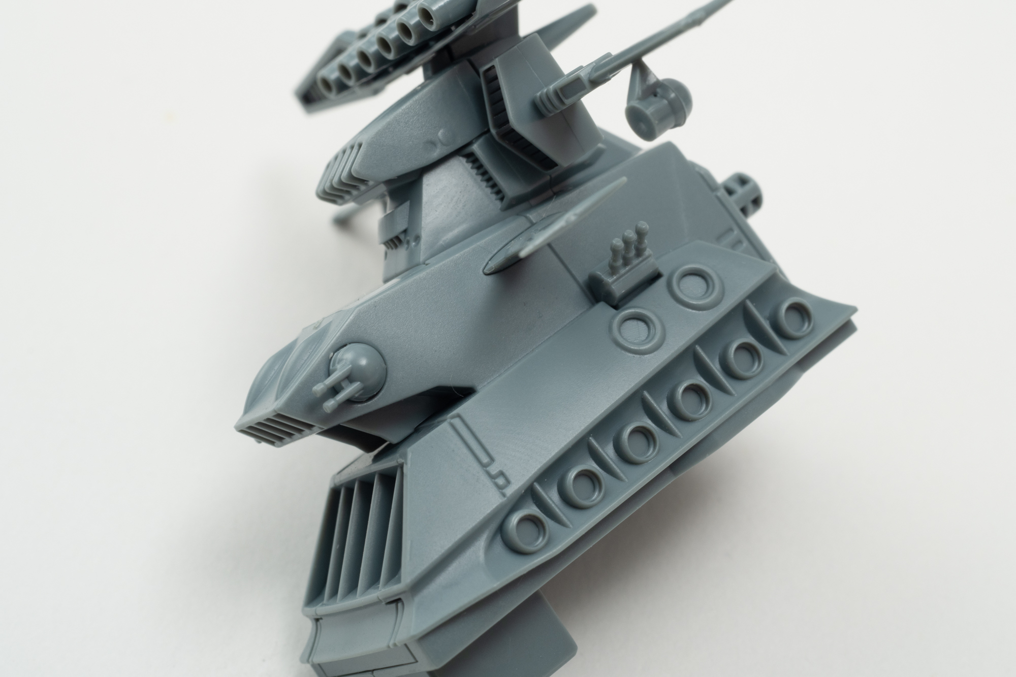 取り付け後はこのようになる。前方の砲台は可動部となる。