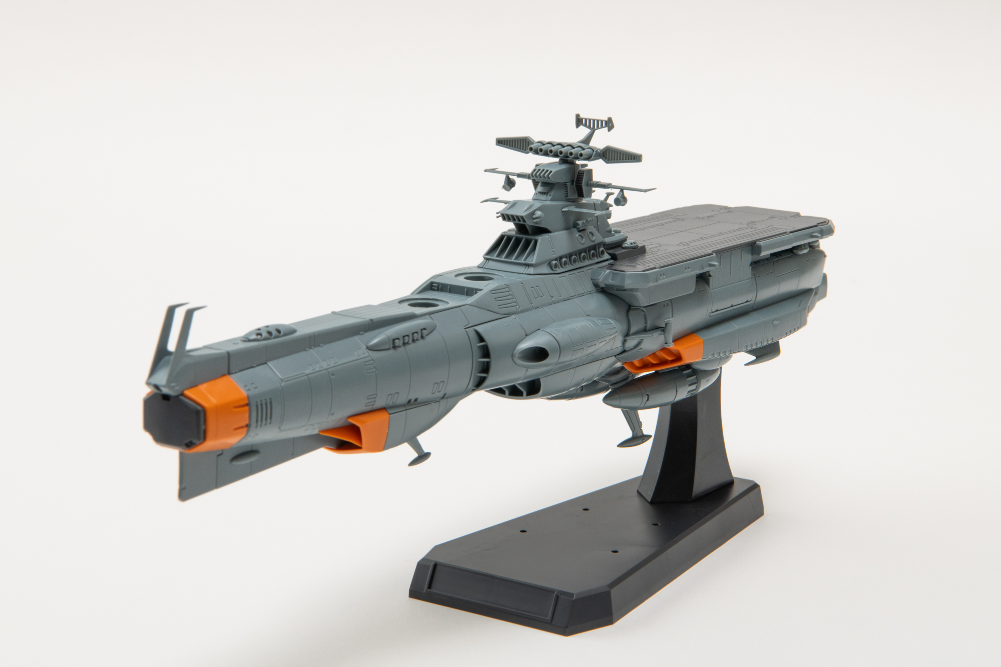 艦橋部分は本体部分と比べて細かいパーツが多い箇所になるので取り扱いには注意したい。それを乗り越えた先にある情報量の多さと完成度をぜひ味わっていただきたい。