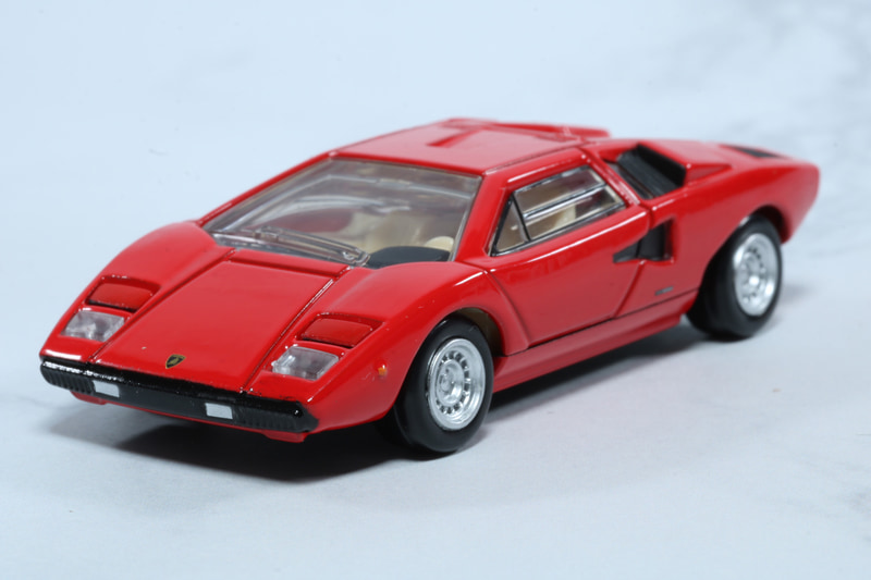 低めに設定された車高と直線的なカウンタックLP 400