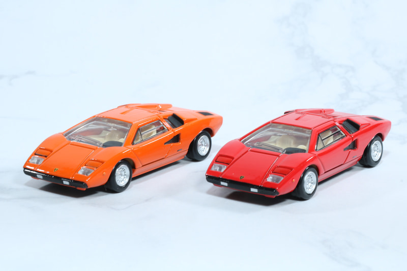 「33 ランボルギーニ カウンタック LP 400」通常仕様（右）、発売記念仕様（左）