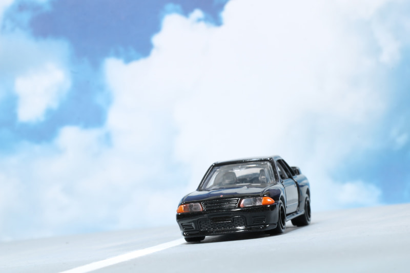 夏空の下走り抜けるスカイライン GT-R（BNR32）
