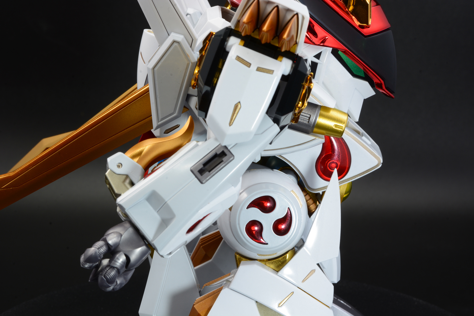 腕の変形のため最初に肘を逆関節に曲げる