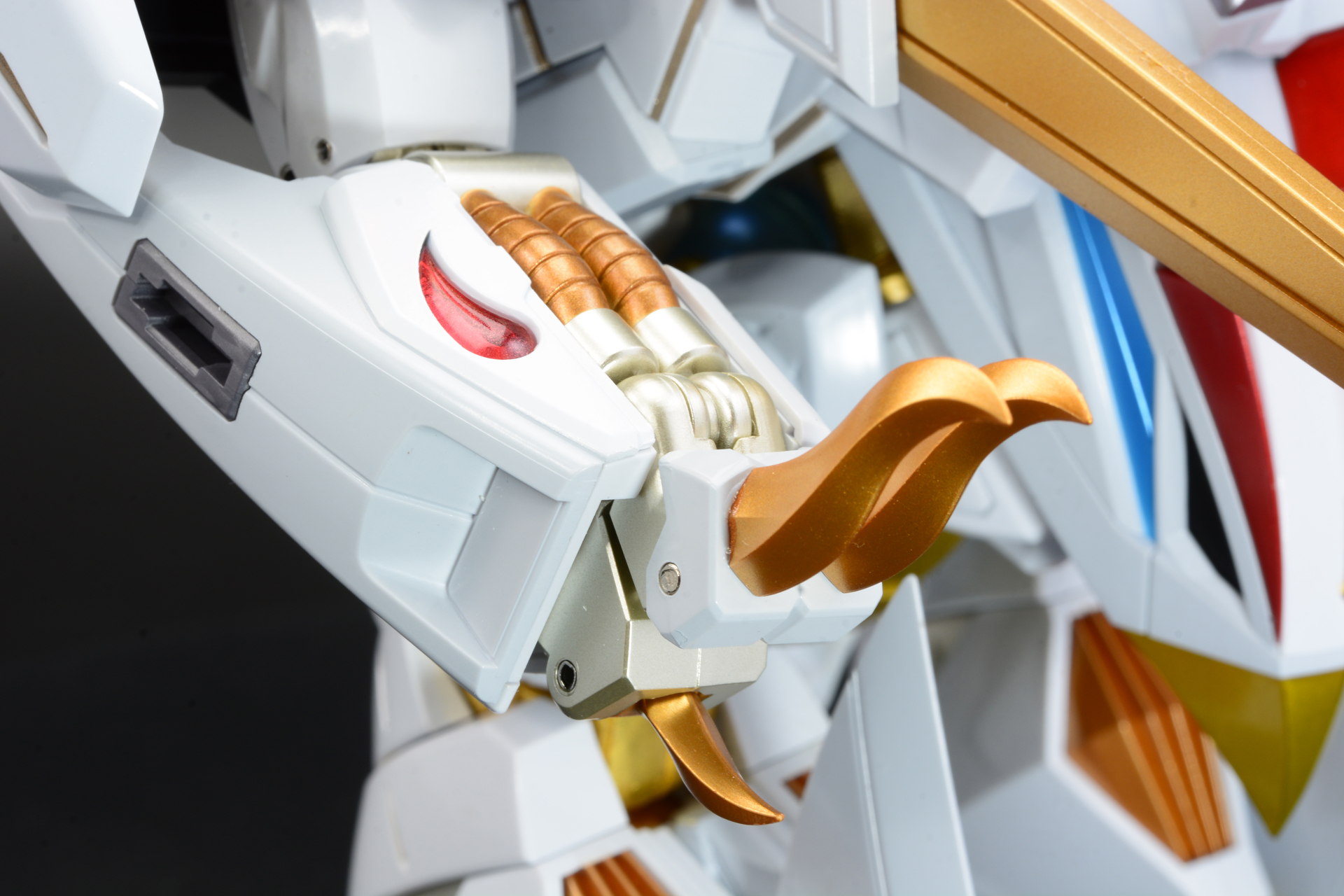 拳を収納するとツメが出る。肘側のツメと合わせて鳳王形態の足となる