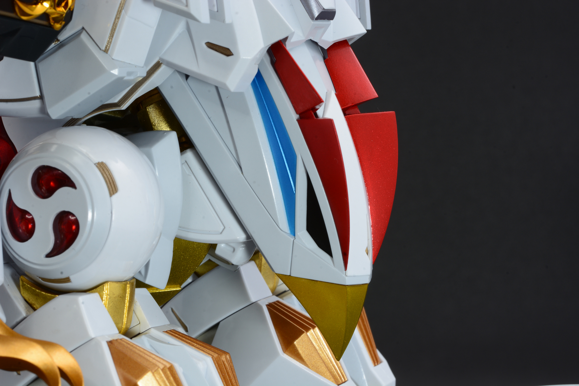 鳳王形態の顔を引き出すと目に光が宿る。龍王丸の意思が鳳王形態に移る演出だ