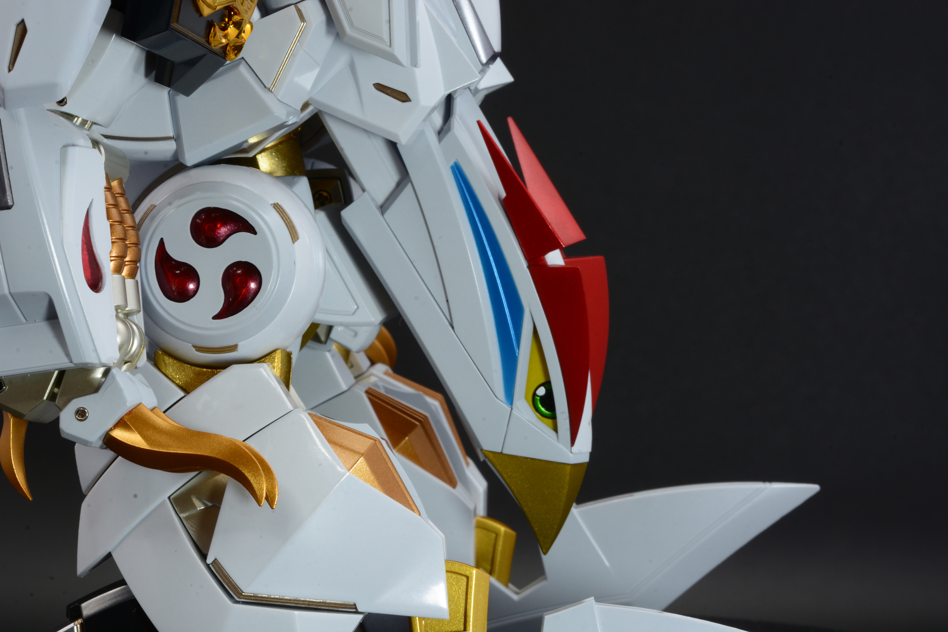 鳳王形態の顔を引き出すと目に光が宿る。龍王丸の意思が鳳王形態に移る演出だ