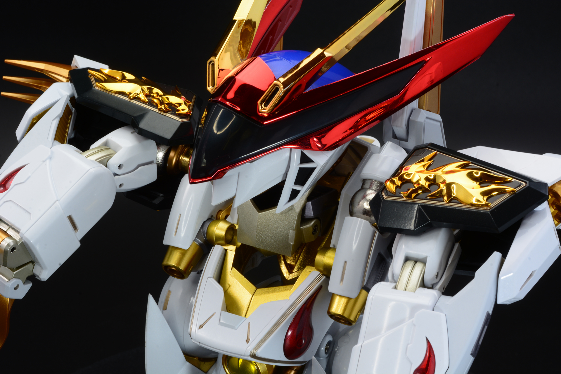 カチリとロックが外れ龍王丸の首の基部が持ち上がる。これで肩の付け根が動くようになる