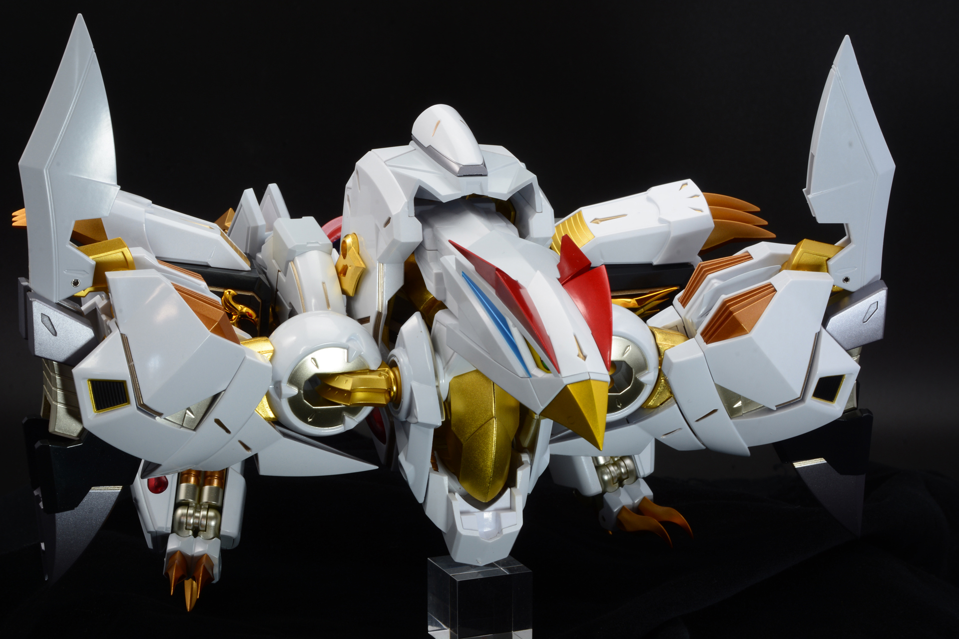 足を大胆に左右に開く。この関節も最初は硬いので動かすのに注意したい