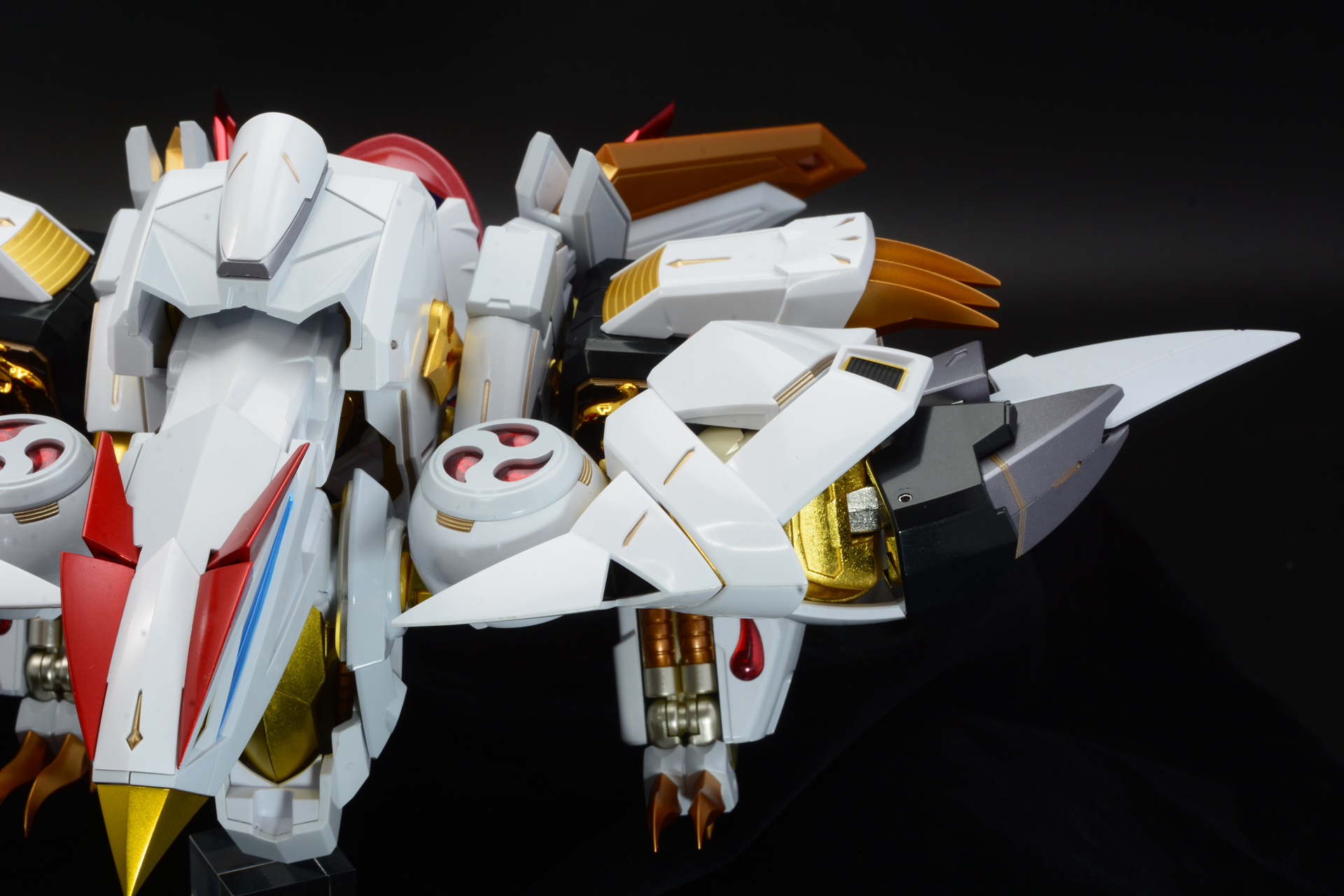 膝を回転、アキレス腱側のブレードとつま先を動かし翼を形成する